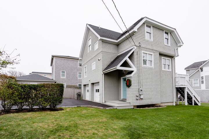 “Surfside” 4B/2.5Ba Modern House Steps to Beach gallery image 2