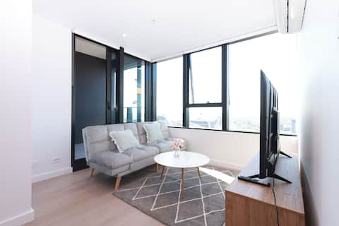 Stylish City Stay w/ Balcony, Pool & Skyline Views
