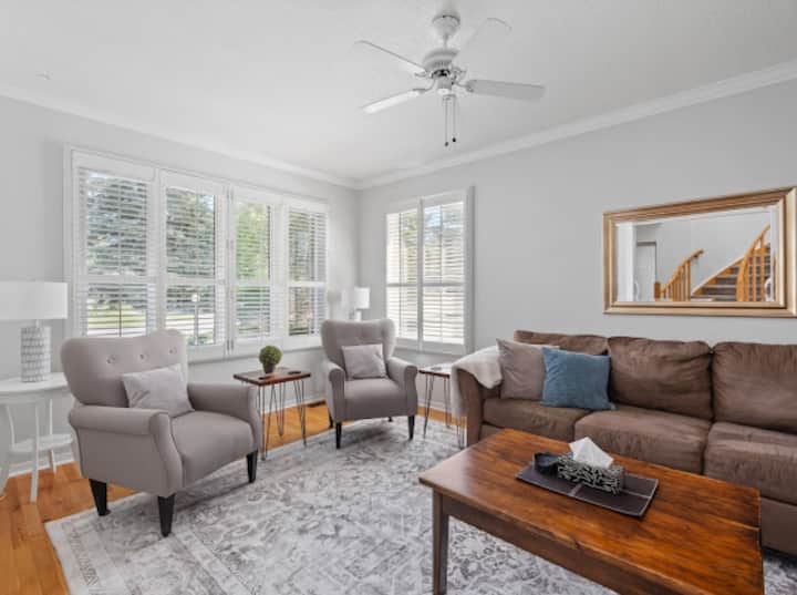 Centrally Located
4 Beds/2.5 Ba Spacious Home - Kingston, Canadá