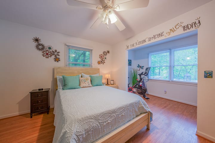 غرفة نوم بسرير كبير في الطابق السفلي