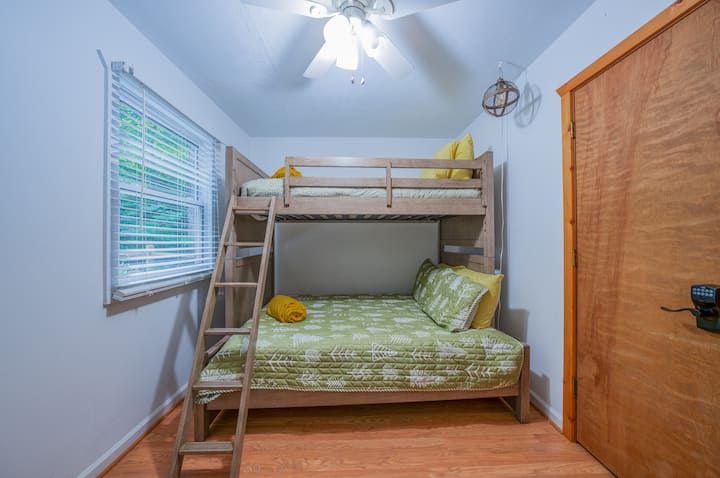 غرفة بطابقين/غرفة بطابقين كاملة في الطابق السفلي