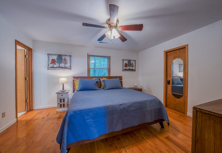 غرفة النوم الرئيسية، مباشرة خارج منطقة المعيشة والمطبخ في الطابق العلوي