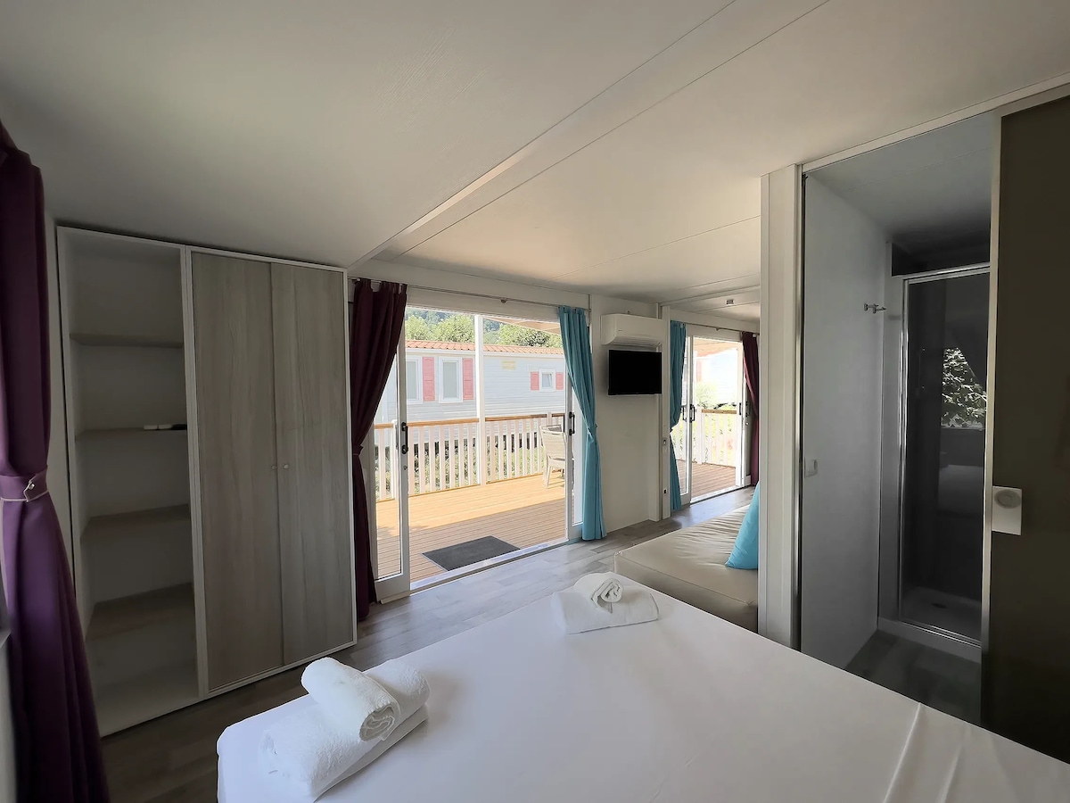 يتم تجهيز الأسرّة بالكامل عند وصول ضيوفنا. 
يتم تضمين مجموعة من الملاءات والمناشف (3 قطع لكل مجموعة)، لكل شخص، بالفعل في سعر الإقامة الليلية
(في الصيف، تتوفر البطانيات عند الطلب)