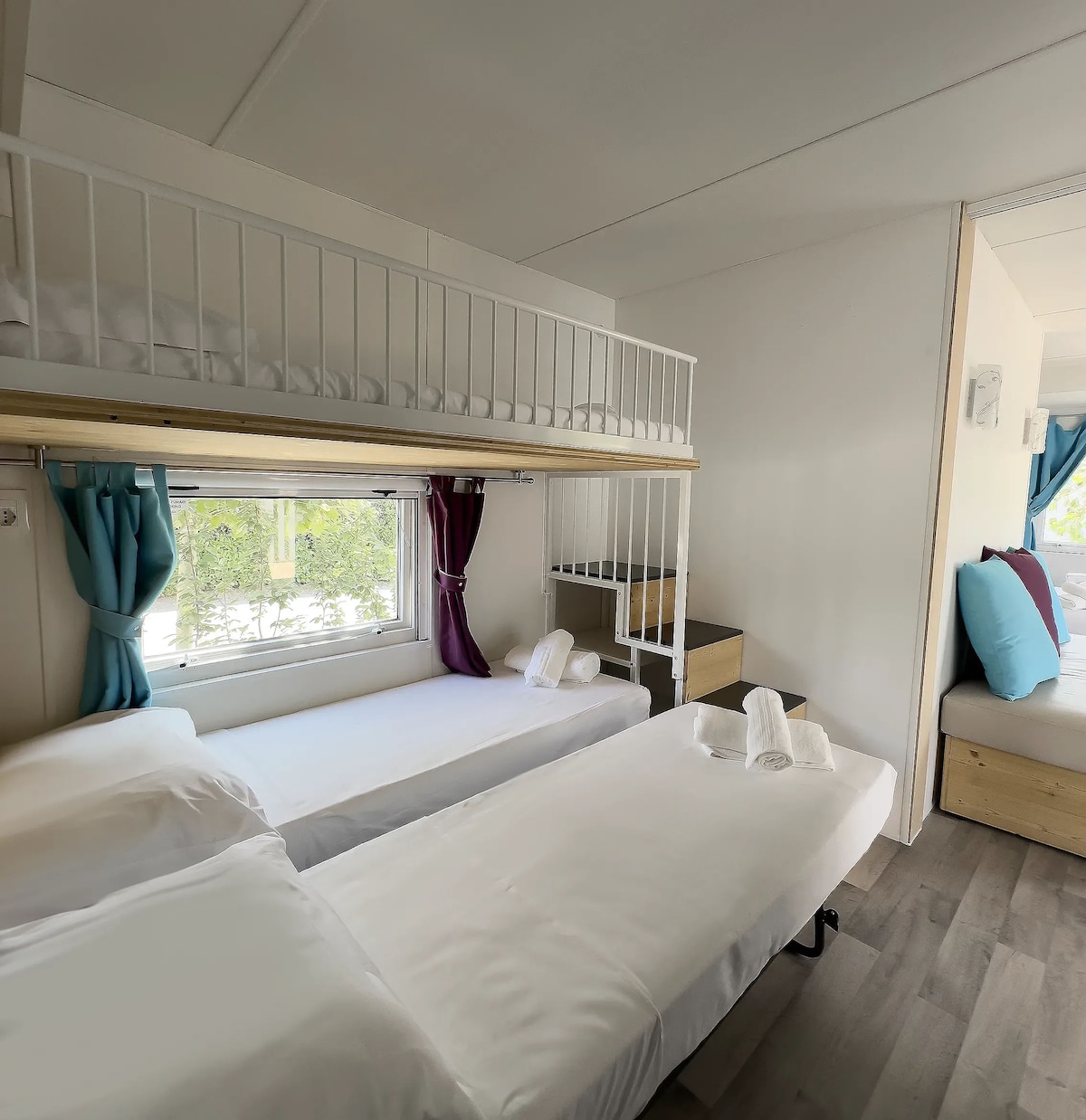 يتم تجهيز الأسرّة بالكامل عند وصول ضيوفنا. 
يتم تضمين مجموعة من الملاءات والمناشف (3 قطع لكل مجموعة)، لكل شخص، بالفعل في سعر الإقامة الليلية
(في الصيف، تتوفر البطانيات عند الطلب)