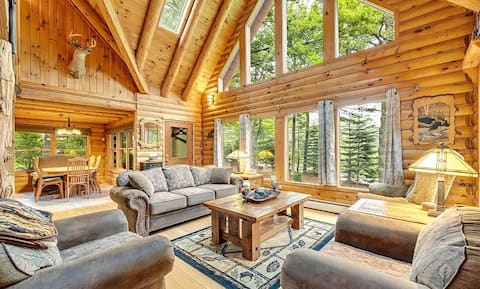 True Log Cabin: Sauna, Movie Theatre & Hot Tub