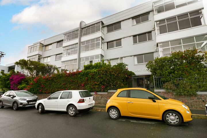 Chic 2BR Apartment in Sea Point gallery image 3