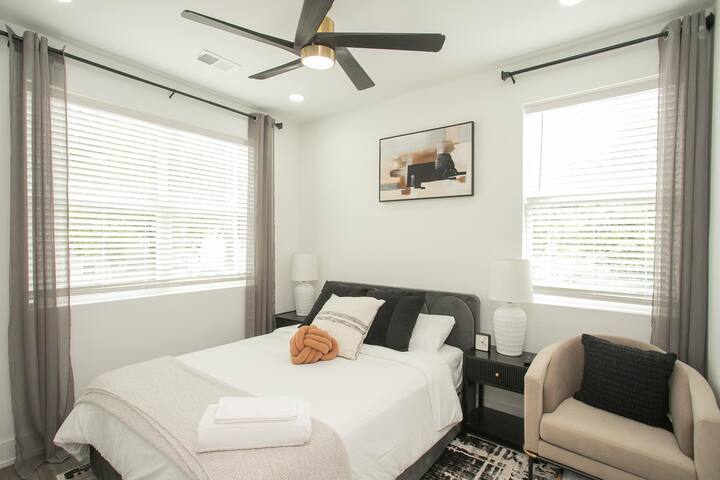 Downtown Luxury! | 7 minutes to Broadway | HotTub! gallery image 5