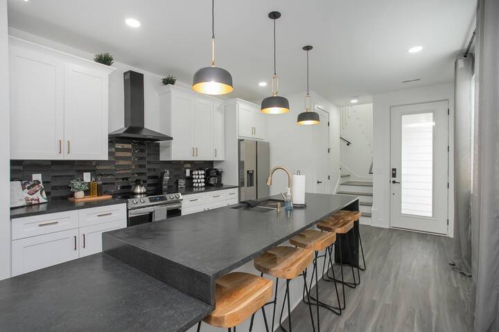 Downtown Luxury! | 7 minutes to Broadway | HotTub! gallery image 3