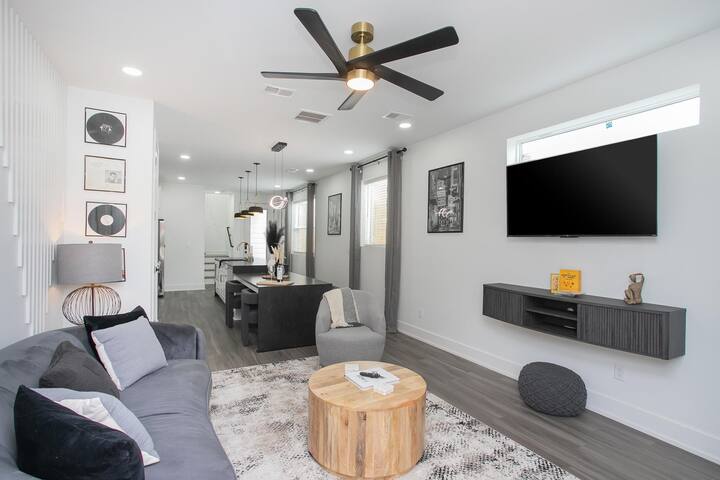 Downtown Luxury! | 7 minutes to Broadway | HotTub! gallery image 2