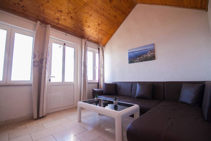 pohodlná obývacia izba s rozkladacou pohovkou pre dve osoby na spanie 