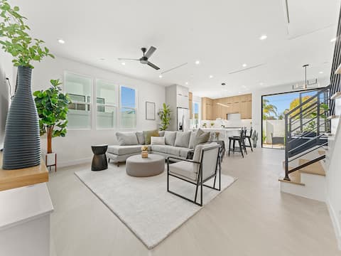 Popular Airbnb listing: 10 min from SoCal Beaches | 4BR/5BA Modern Retreat in Huntington Beach