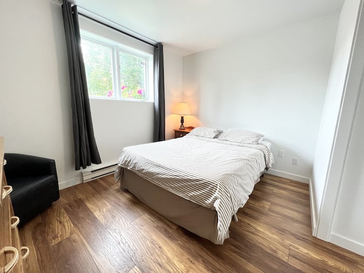 Slaapkamer in de kelder met queensize bed. / Beneden queen size slaapkamer.
