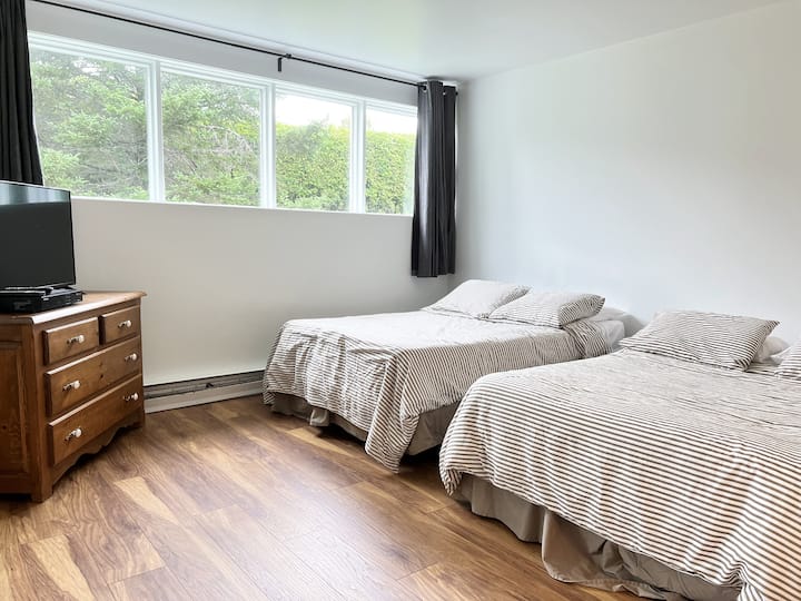 Beneden slaapkamer met twee tweepersoonsbedden.