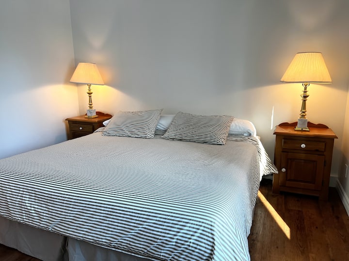 Hoofdslaapkamer op de begane grond met kingsize bed/grote kingsize slaapkamer op de begane grond.