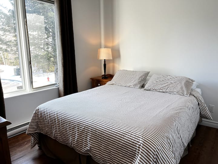 Kamer op de begane grond met queensize bed. / Queensize slaapkamer op de begane grond.