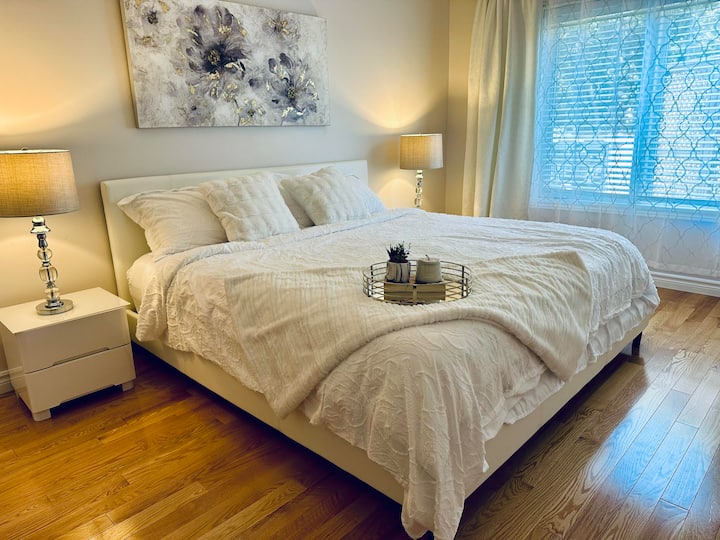 Dormitorio principal 
El dormitorio principal está ubicado cerca de la cocina, frente a la parte trasera de la casa para un entorno tranquilo y privado. Cuenta con un pequeño vestidor para tu comodidad, así como un baño privado con bañera y cabina de ducha.