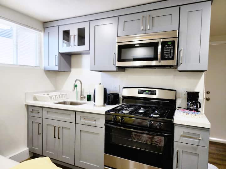 New Cozy Studio Min To Disneyland & Much More - Los Alamitos, CA