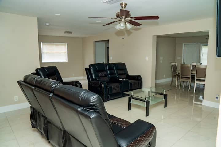Georgeous Lake Views - Tamarac, FL