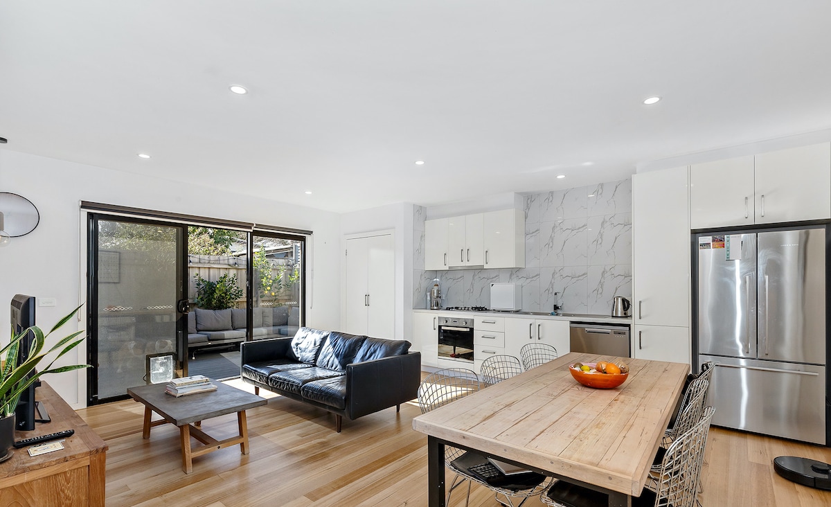 Top performing Airbnb: Urban Nest in the Inner West with 2BD/2bath in Footscray