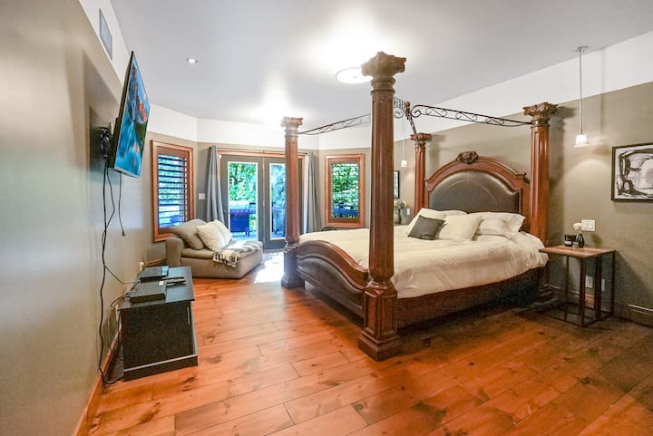 主人套房位于主楼层，配有一张加大双人床、露台、电视、衣柜和带浸泡式浴缸的套房，以及带豪华雨头的淋浴间。