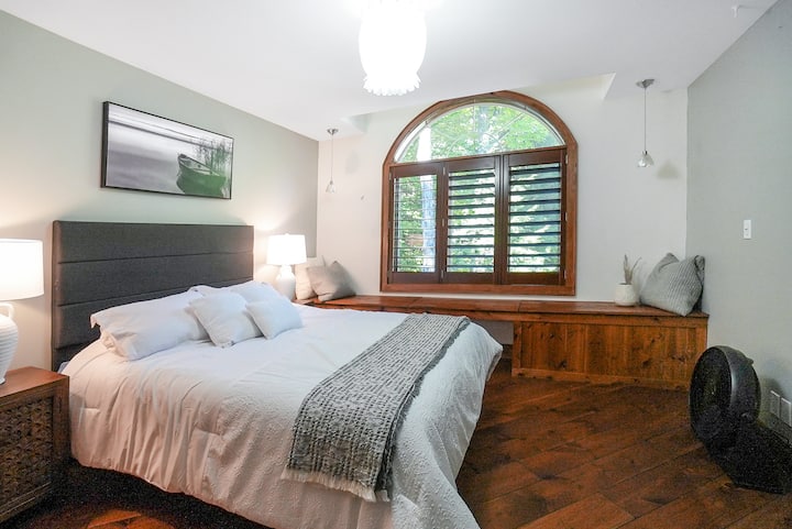 楼上的第二间卧室有一张标准双人床。