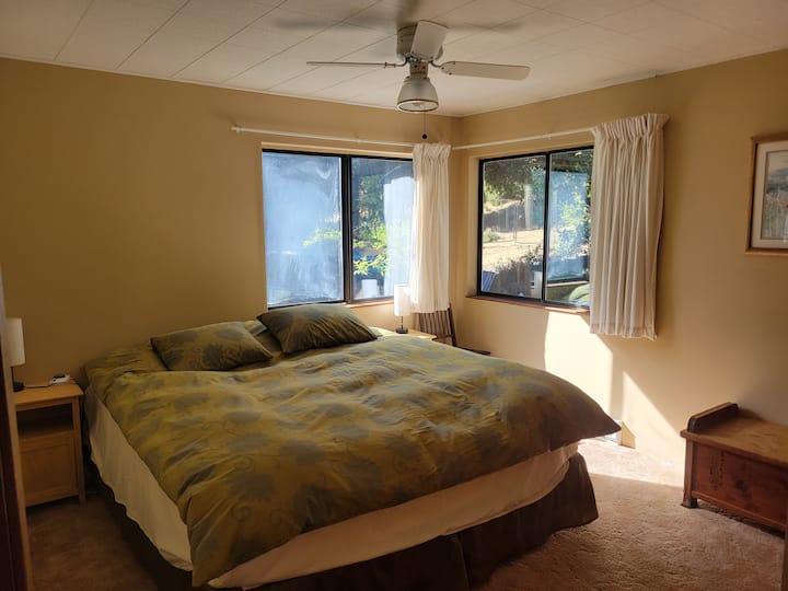 ห้องนอนกว้างขวางเตียงขนาดคิงไซส์พร้อมผ้าห่มนวมและเครื่องอุ่นเตียงไฟฟ้า