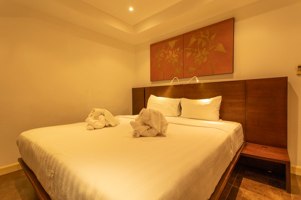  **Спалня**

Отпуснете се удобно със суперголямо двойно легло, чисто спално бельо и достатъчно място за съхранение на дрехи. Климатизираната стая разполага и със самостоятелна баня за максимално удобство.