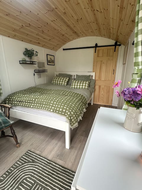 Cwt Hafod Anglesey sheperds hut