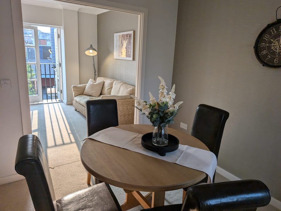 Rugby - Apartment - Sleeps 4 - Parking — photo 1