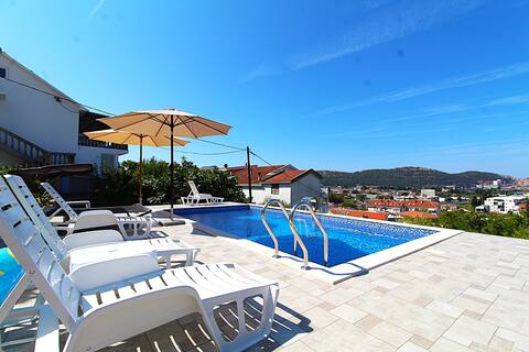 2bd Apt w/ Private Pool & City View "Keka"