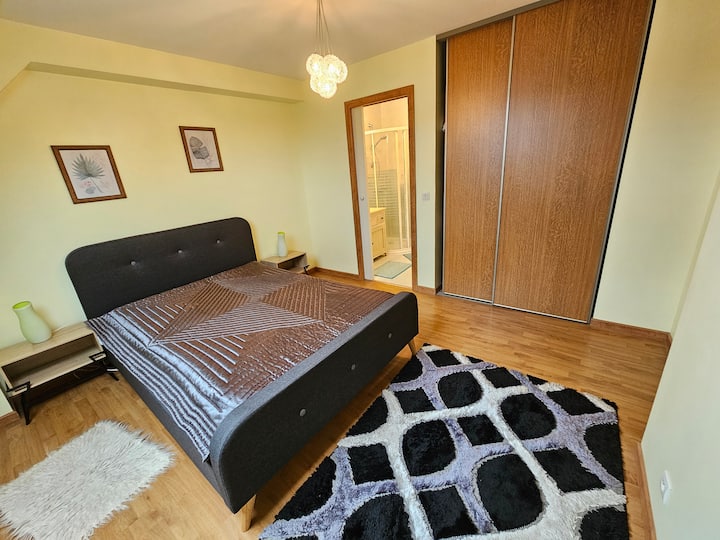 главен апартамент с баня на приземния етаж
Легло 140/200