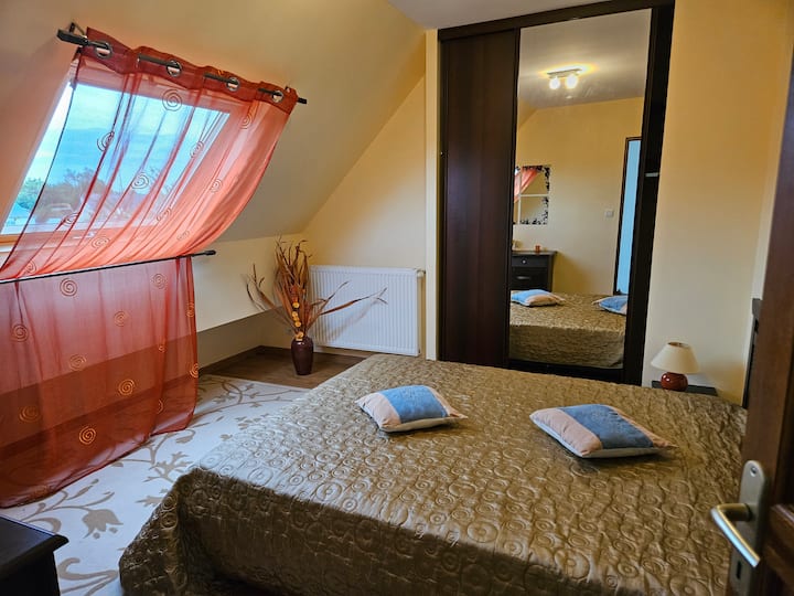 Спалня на горния етаж близо до детската стая
 160/200 легло