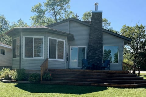 Charming lake view retreat-Pet friendly!