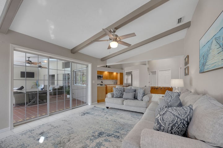 Oddýchnite si v rozľahlej obývacej izbe s veľkým, pohodlným gaučom ideálnym na rodinné stretnutia alebo tiché večery. Užite si útulné filmové večery a kvalitný čas v tomto príjemnom priestore svojho útočiska v Palm Coast.
