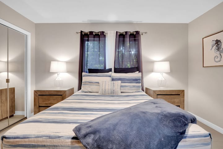 Útulné bývanie v príjemnej spálni s manželskou posteľou, dokonalom útočisku vo vašom bývaní na Palm Coast. Užite si pohodlie a oddych v tomto očarujúcom priestore, ktorý je ideálny na pokojný nočný spánok po dni strávenom objavovaním.