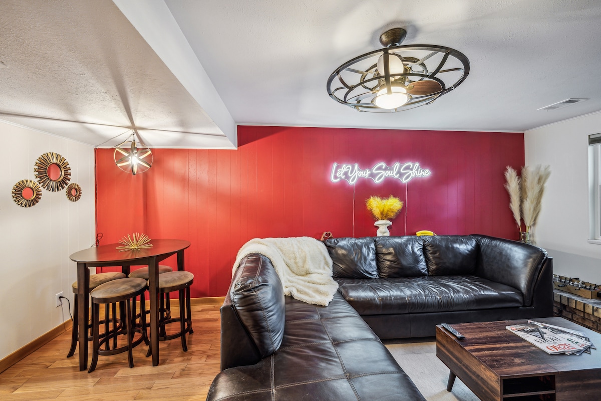 Popular Airbnb listing: Stylish retro guest suite with hot tub in Ward 4 Coalition