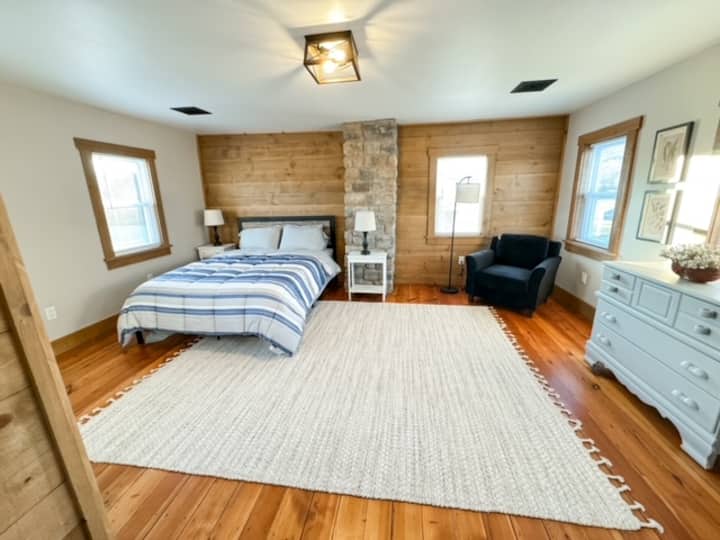 Druhá spálňa, menšia manželská posteľ

Upozorňujeme, že prístup do tejto spálne je cez spálňu č.1.
K tomuto domu je pripojená dodatočná 1/2 kúpeľňa.