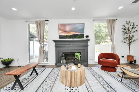 Popular Airbnb listing: Your Charming Getaway w/ Game Room & Pool Oasis in Eldridge / West Oaks