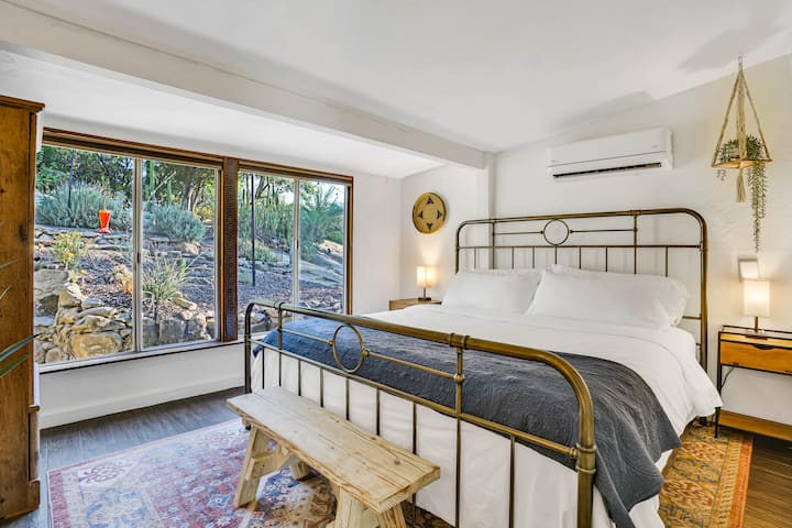 Zgjohu nga pamjet gjithëpërfshirëse të kanionit. Natyra dhe qetësia jashtë dritares tënde. Krevat prej pelushi, me madhësi mbretërore.