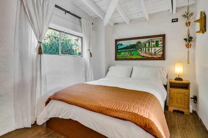 Krevat prej pelushi, me madhësi të plotë, trarë druri origjinalë dhe arkitekturë unike.