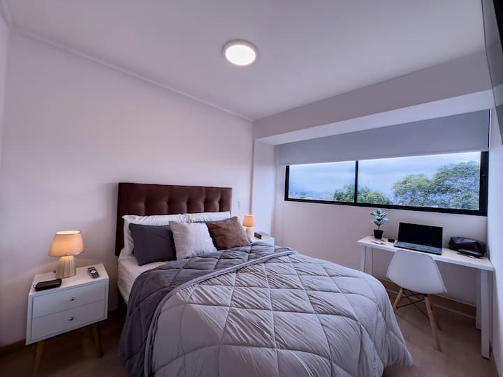 Dhoma 1 me krevat 2 vendësh, televizor inteligjent 40"me directv, tavolinë pune, banjë private brenda dhomës, perde të errëta, drita të ngrohta, hekur dhe dërrasë hekurosjeje, dollap dhe raft palltosh.