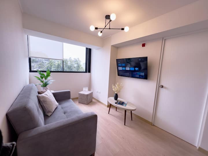 Dhomë e rehatshme me divan krevat 2 vendësh, televizor inteligjent 43"me Directv. Lidhje interneti Wi-Fi me shpejtësi të lartë. 
Dritat e rregullueshme në ambiente të ngrohta, të ftohta dhe neutrale.