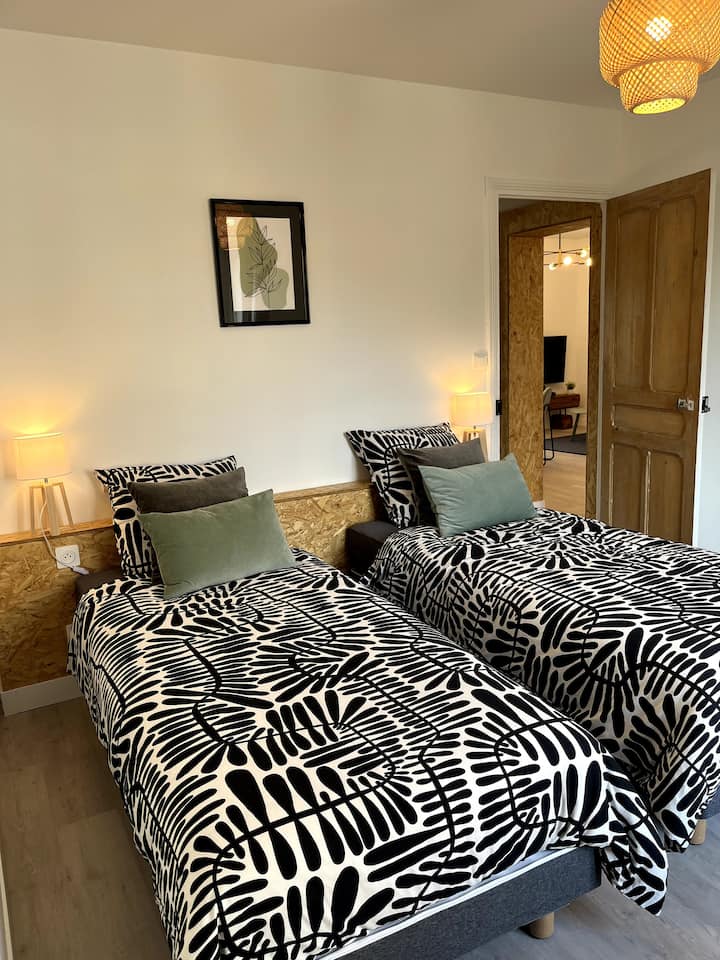 Chumba cha kulala kilicho na sehemu ya ofisi na vitanda 2 vya mtu mmoja, sentimita 90 x 200,
Zinaweza kutumika kwa ajili ya watoto au watu wazima
