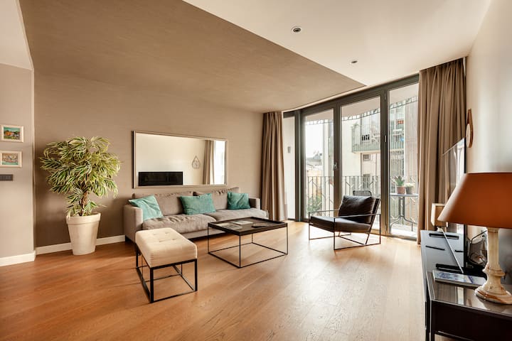 Modern Apartment with Balcony