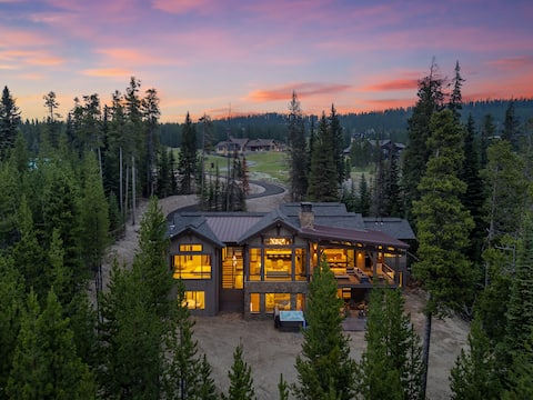 Big Sky Summit Chalet | Ski-In • Hot Tub • Wi-Fi