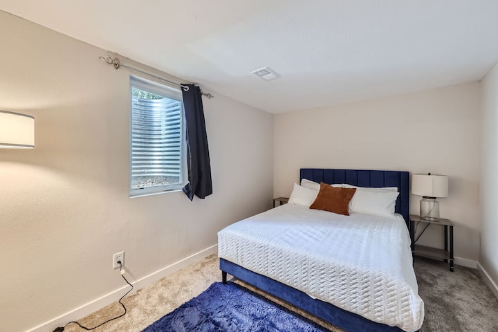 Spálňa je vybavená útulnou manželskou posteľou Queen a mäkkou podlahou s kobercom pre maximálne pohodlie.