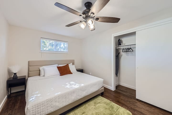 Spálňa je vybavená manželskou posteľou King, stropným ventilátorom a šatníkom pre väčšie pohodlie a pohodlie.