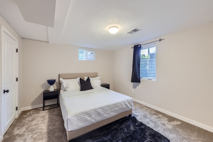 Spálňa je vybavená pohodlnou manželskou posteľou a okno s zatemňujúcimi tienidlami pre pokojný spánok.