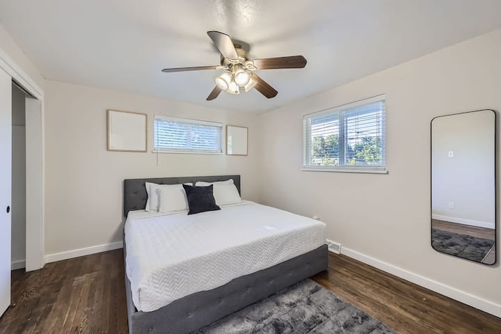 Spálňa má manželskú posteľ, stropný ventilátor a okná so žalúziami pre pohodlné a pokojné útočisko.