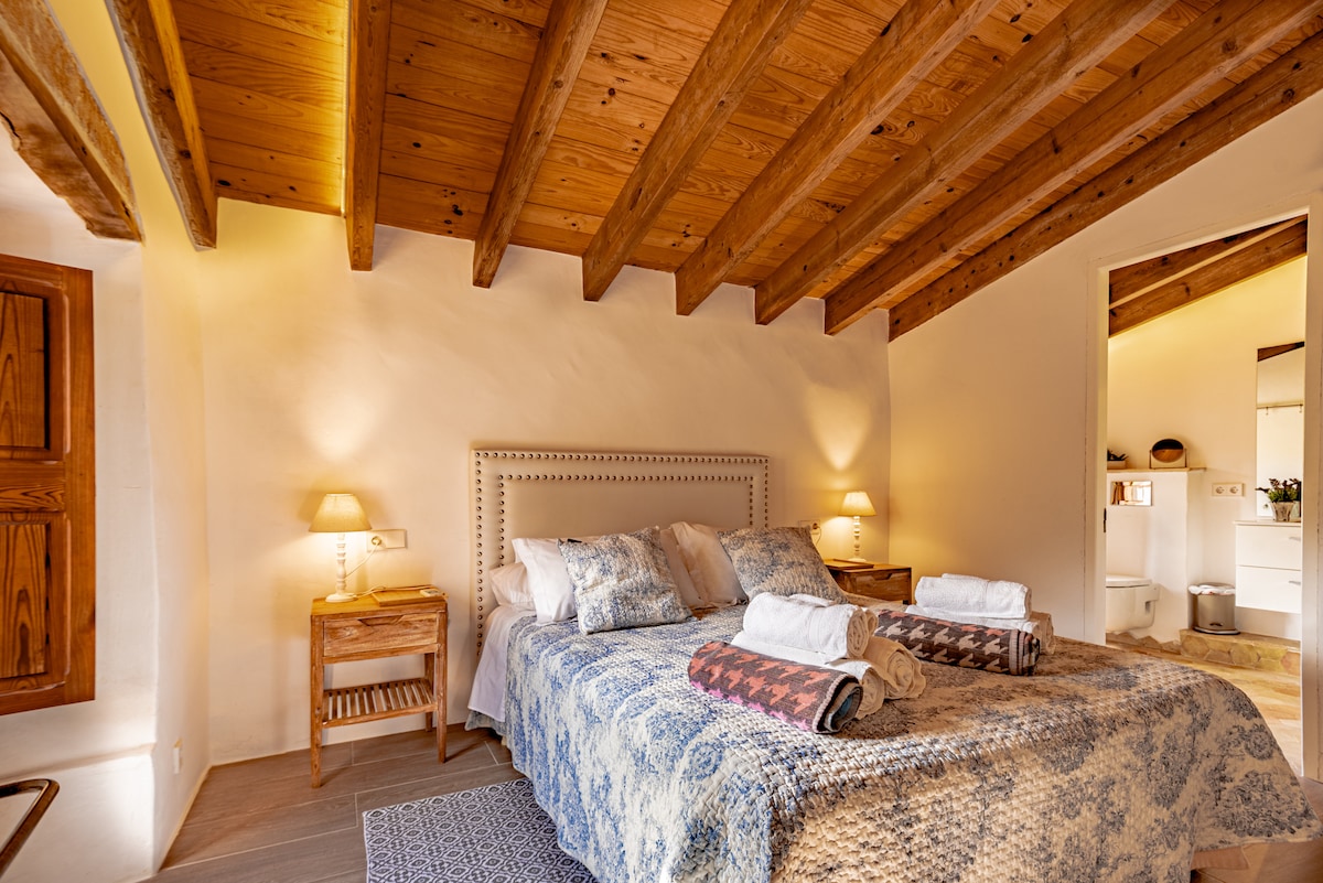 3BR Rural Villa w/ Mountain Views, Pool &Free Wifi 3